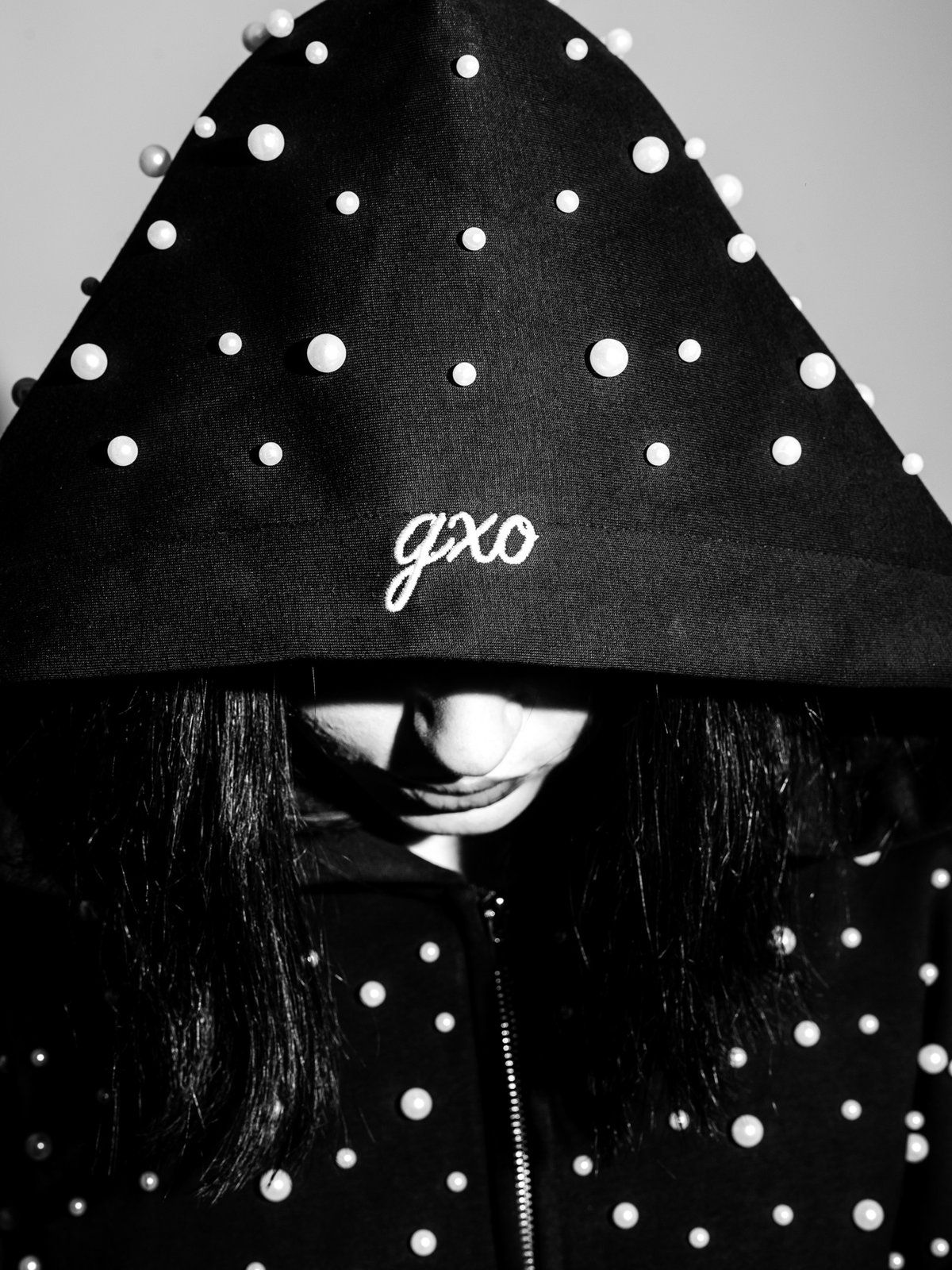 Close up of the pearl hood with the gxo logo